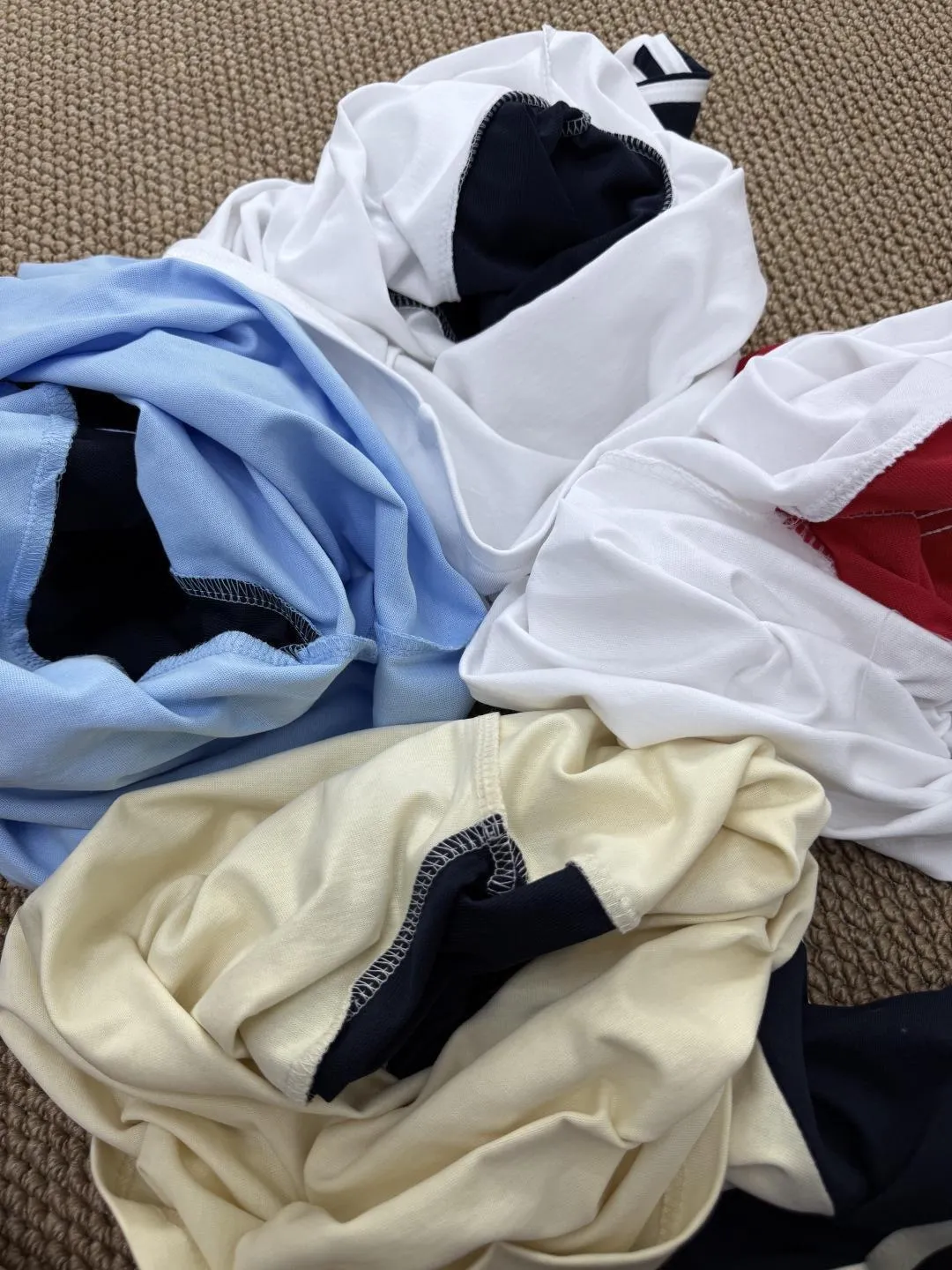 Adidas women's clover printed patchwork color short sleeves, the colors at Adidas counters are becoming more and more magical, the summer limited release New Arrival short sleeves, 220g pure cotton customized light color fabric, embroidered logo on the chest. Simple but not simple, with a sense of trend. Versatile is durable, does not crack or peel off. It is a must-have item for summer wear. It is super nice for couples to take photos with best friends, showing different personal styles. Can be matched with couples. Style number: A 224# Size: XS-XL Color: Light Blue, Beige, White Red, White Blue, [Fabric]: Double yarn, embroidered logo